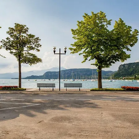 Front Lake Next To The Center * 巴多利诺
